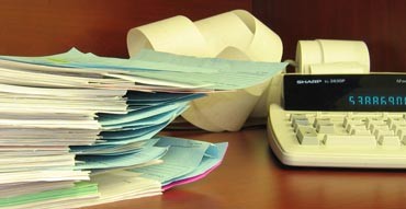 Papeles y calculadora propoios del trabajo de asesoría fiscal