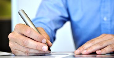Imagen de un hombre firmando